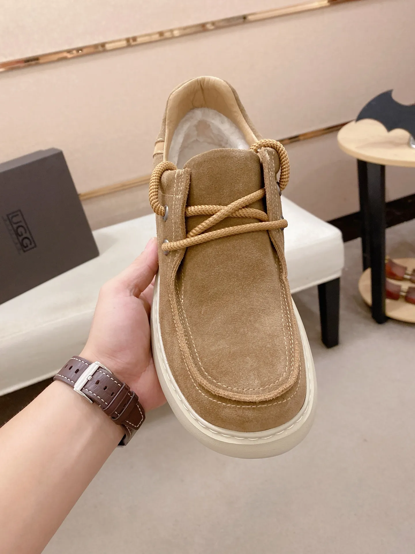 Factory price: 600💰New UGG fur-integrated men's simple and fashionable snow shoes. The most worth buying at the end of this year are warm casual shoes. Whether you are out and about at home, their comfortable and warm performance will be your most suitable fashion companion! The material is cowhide upper and imported wool is used inside. Two layers of cowhide for warmth and comfort! The eva+ rubber patch outsole is cushioned, non-slip and wear-resistant, and has good elasticity. It is light and wear-resistant, comfortable and soft, and the new simple cut is more fashionable. It has both practicality and fashion sense, so you no longer have to worry about how to match it in winter, while still maintaining your fashionable taste. High-quality genuine wool produced in Dongguan. The material depends on the details! Size: 39-40-41-42-43-44-45 sneaker size